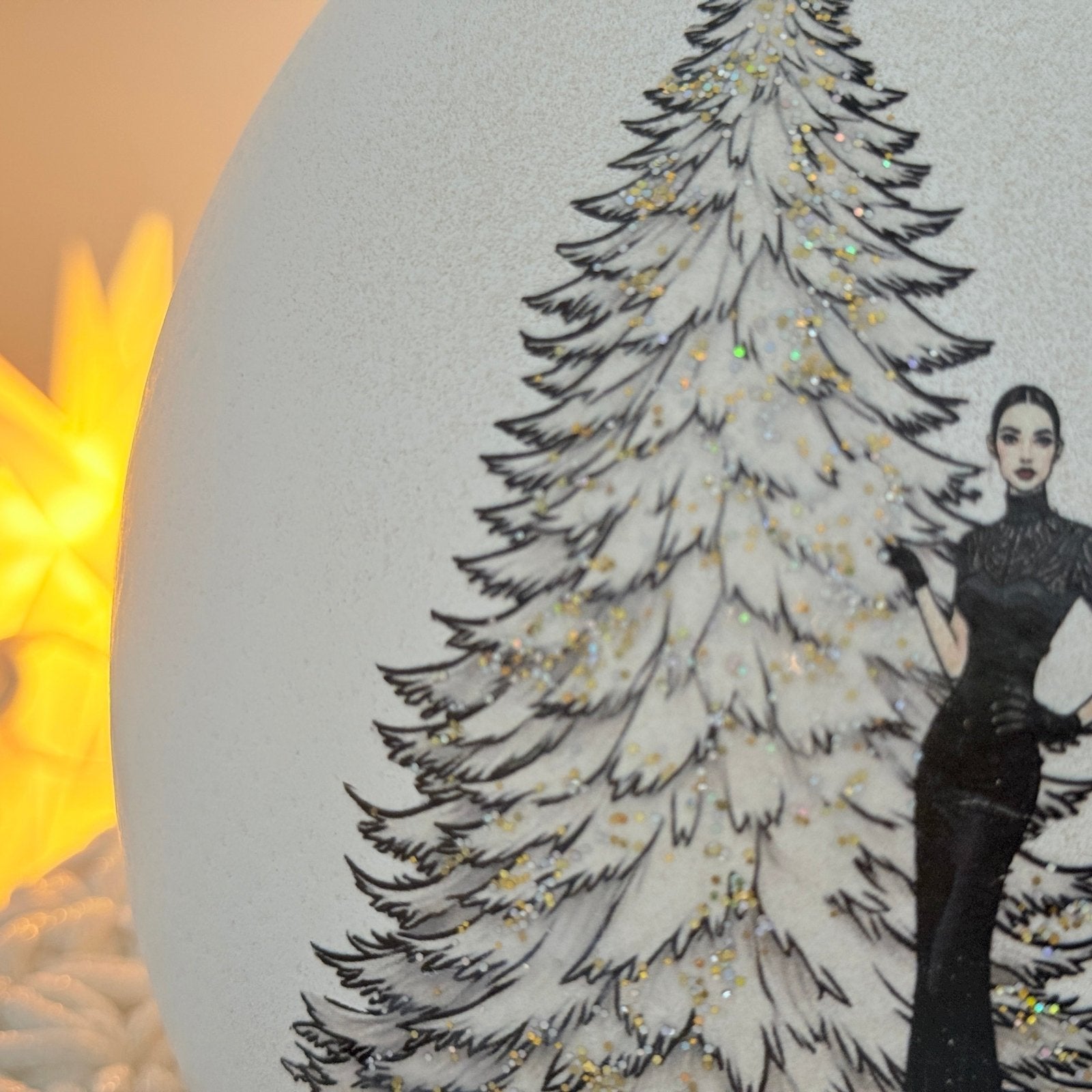 Handveredeltes Deko - Objekt: Straußenei "X - Mas in New York", inkl. Glam Häkel - Kranz von Tiffy Tastique von ei - nzigartig