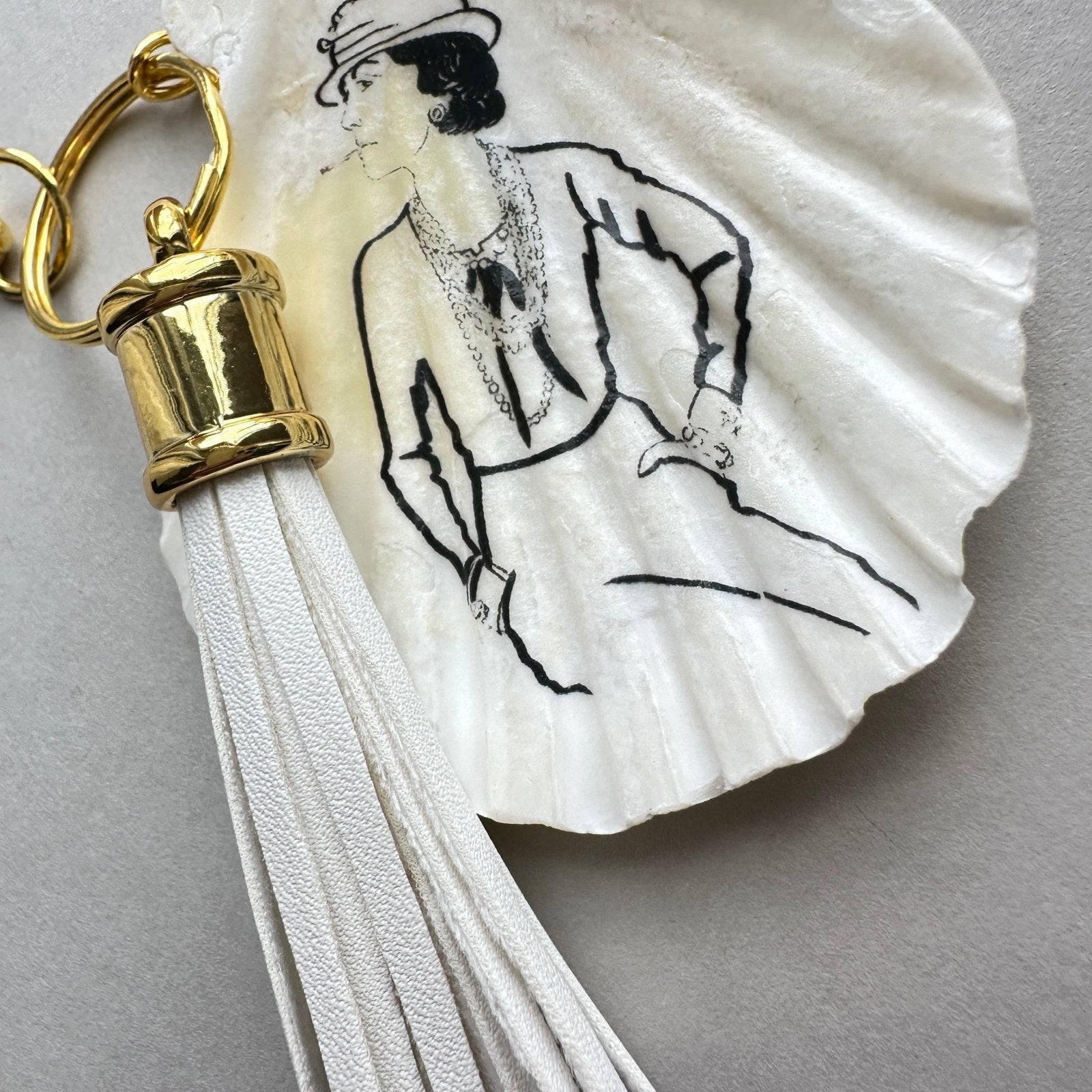 Handveredeltes Deko - Objekt: Taschen & Schlüssel - Anhänger "Coco White", goldfarbend, 2 Größen von ei - nzigartig