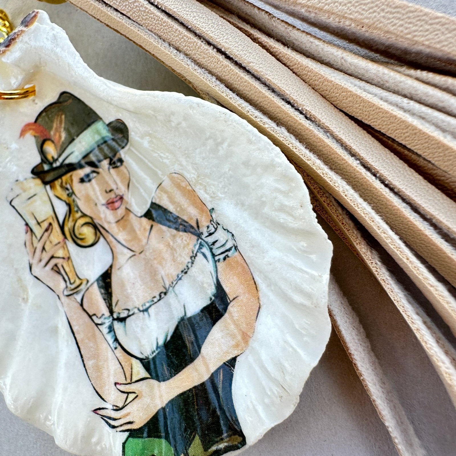 Handveredeltes Deko - Objekt: Taschen & Schlüssel - Anhänger "Dirndlicious", goldfarbend, 2 Größen von ei - nzigartig