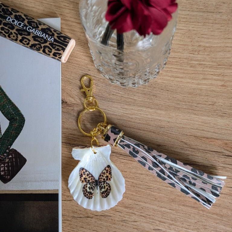 Handveredeltes Deko - Objekt: Taschen & Schlüssel - Anhänger "Dolce Leo", goldfarbend, 2 Größen von ei - nzigartig