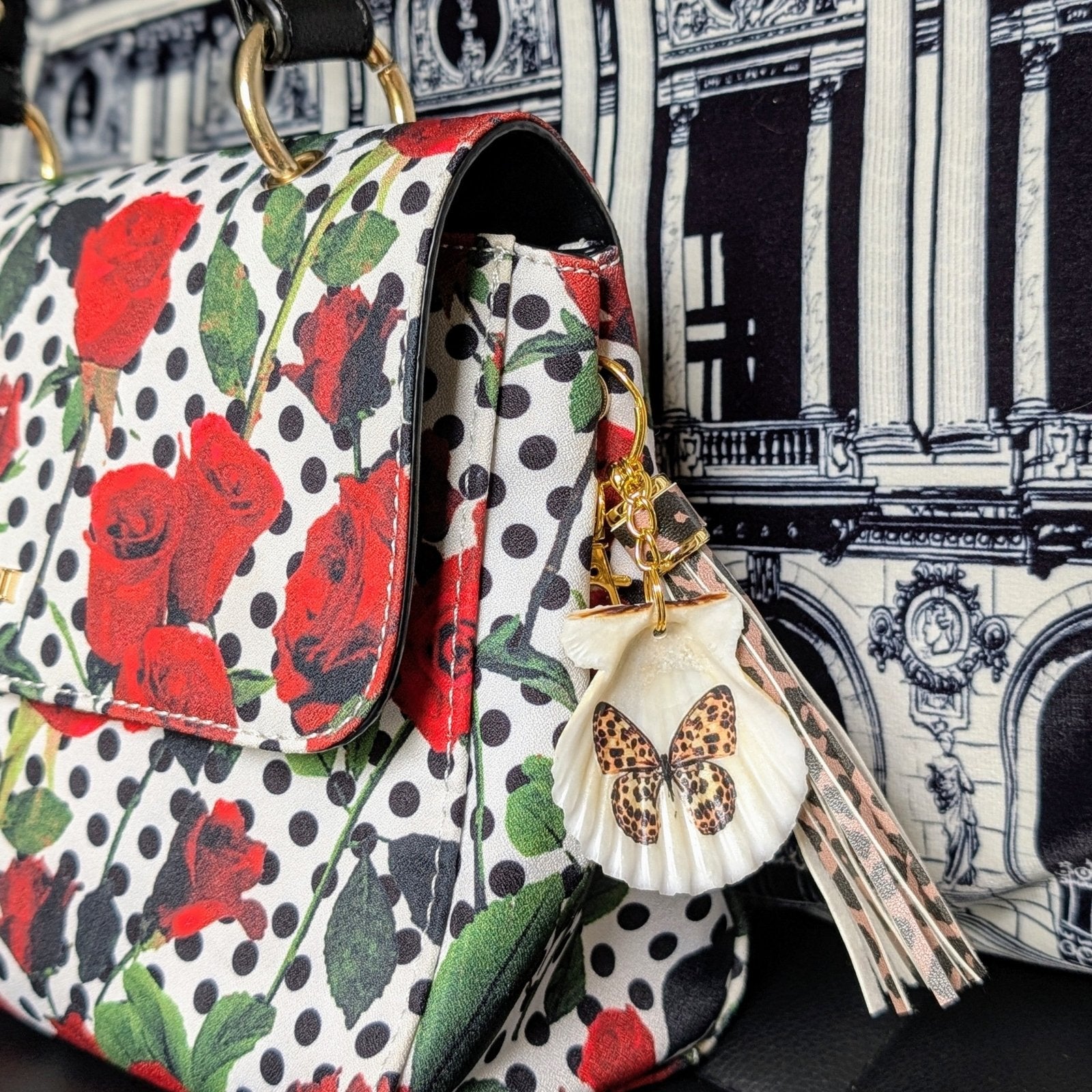 Handveredeltes Deko - Objekt: Taschen & Schlüssel - Anhänger "Dolce Leo", goldfarbend, 2 Größen von ei - nzigartig