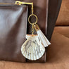 Handveredeltes Deko - Objekt: Taschen & Schlüssel - Anhänger "Fische", goldfarbend, 2 Größen, 10 Quasten - Farben von ei - nzigartig