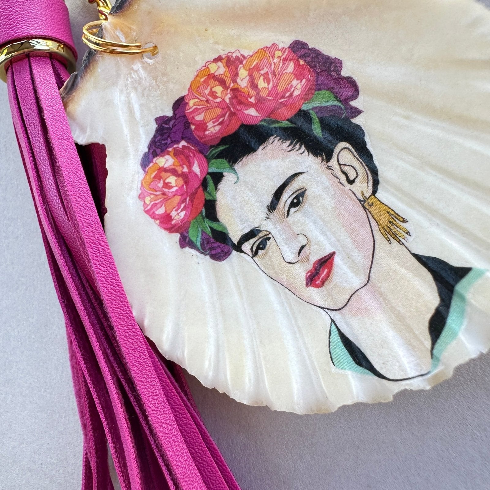 Handveredeltes Deko - Objekt: Taschen & Schlüssel - Anhänger "Frida & Flowers", goldfarbend, 2 Größen von ei - nzigartig