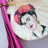 Handveredeltes Deko - Objekt: Taschen & Schlüssel - Anhänger "Frida & Flowers", goldfarbend, 2 Größen von ei - nzigartig