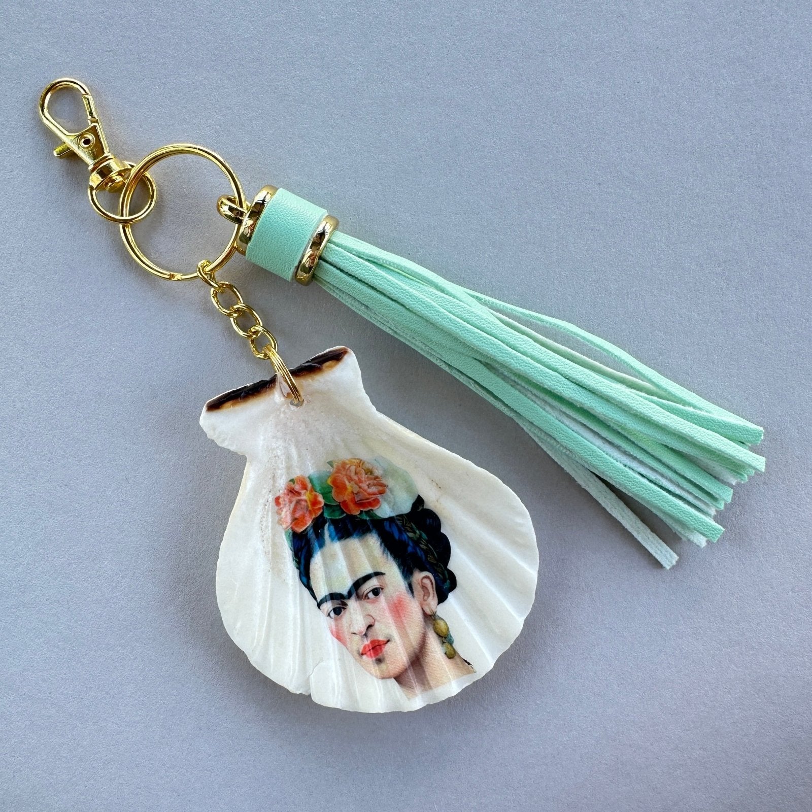 Handveredeltes Deko - Objekt: Taschen & Schlüssel - Anhänger "Frida liebt Ohrringe", goldfarbend, 2 Größen von ei - nzigartig