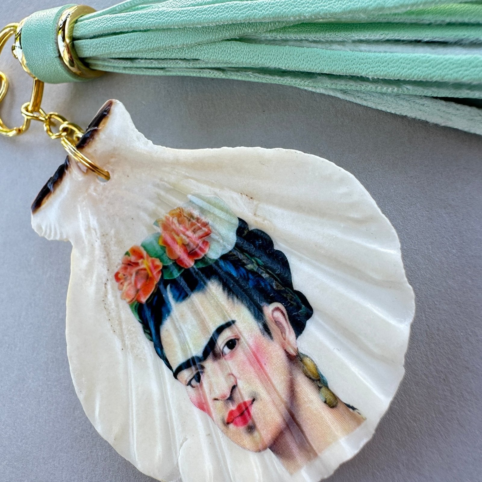 Handveredeltes Deko - Objekt: Taschen & Schlüssel - Anhänger "Frida liebt Ohrringe", goldfarbend, 2 Größen von ei - nzigartig