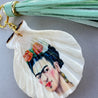 Handveredeltes Deko - Objekt: Taschen & Schlüssel - Anhänger "Frida liebt Ohrringe", goldfarbend, 2 Größen von ei - nzigartig