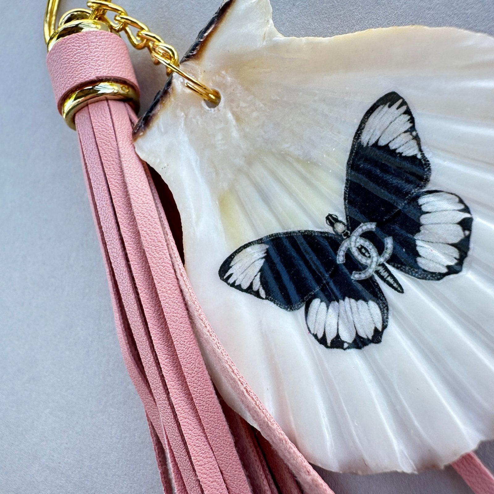Handveredeltes Deko - Objekt: Taschen & Schlüssel - Anhänger "Nightfly", goldfarbend, 2 Größen von ei - nzigartig