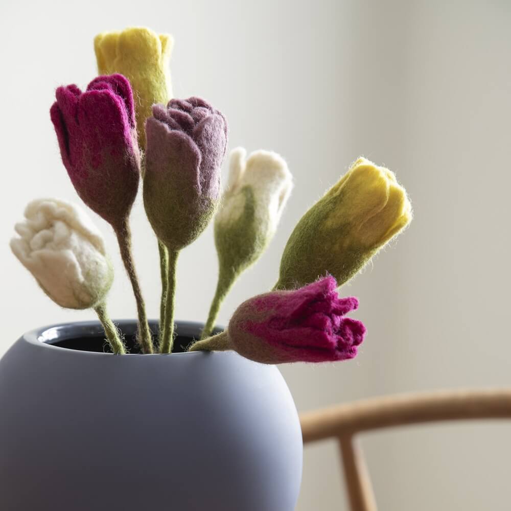 Handveredeltes Deko - Objekt: Tulpe aus Filz von Gry & Sif, cerise, 30 cm von ei - nzigartig