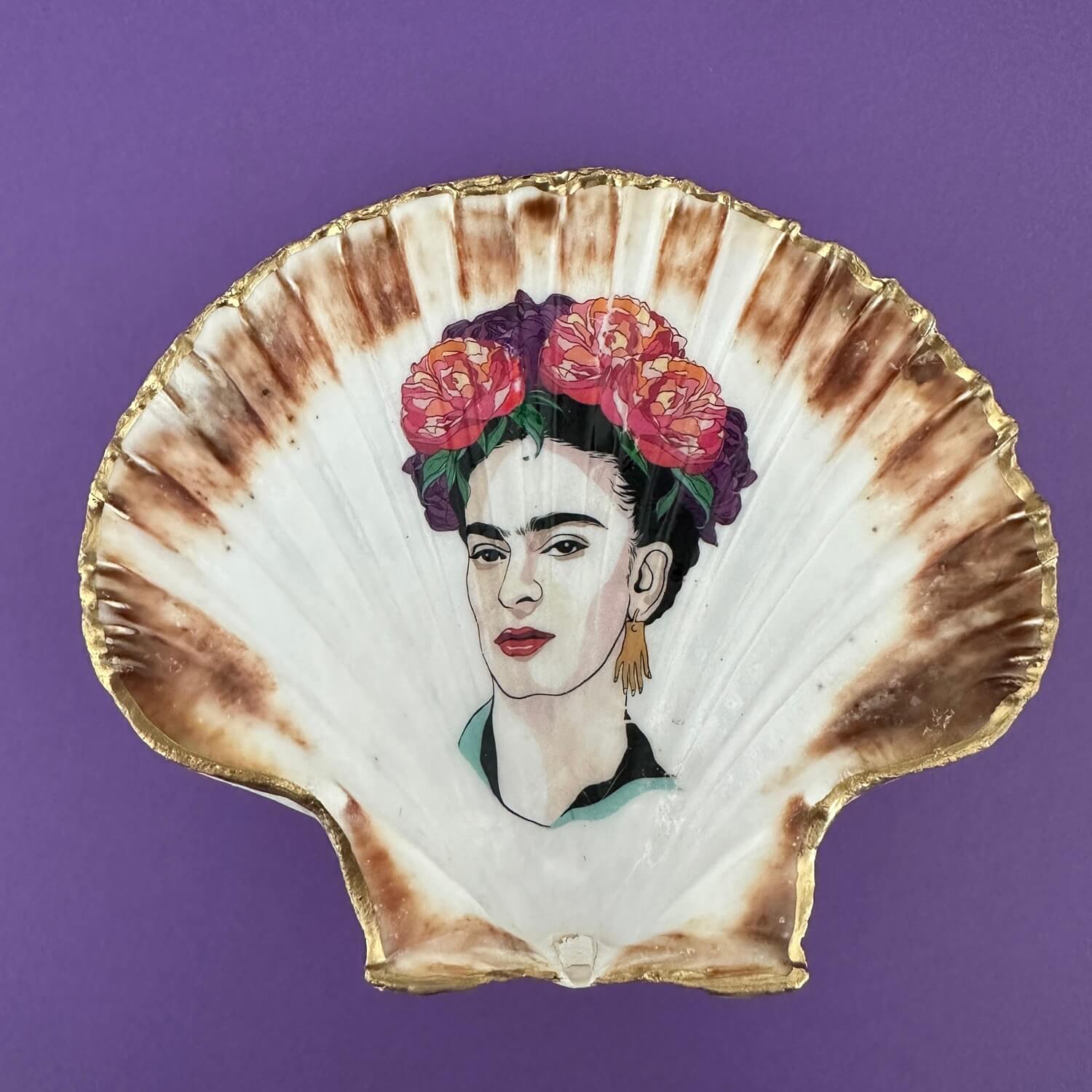 Handveredeltes Deko - Objekt: XL Muschel - Schale "Frida & Flowers" 3 Kantenvariationen von ei - nzigartig