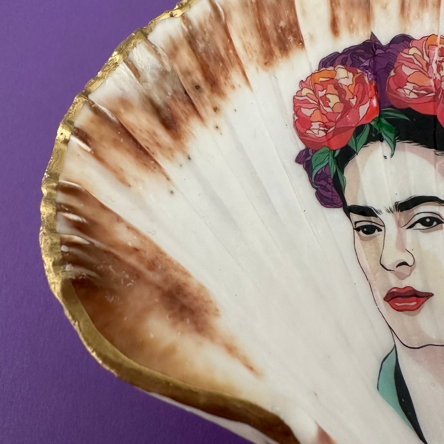 Handveredeltes Deko - Objekt: XL Muschel - Schale "Frida & Flowers" 3 Kantenvariationen von ei - nzigartig