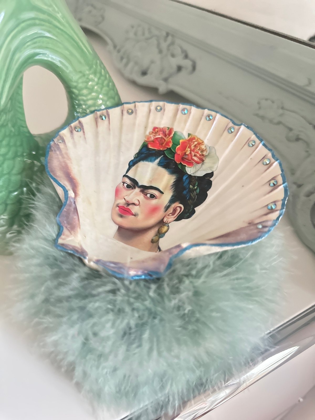 Handveredeltes Deko - Objekt: XL Muschel - Schale "Frida liebt Ohrringe", inkl. Federthron von ei - nzigartig