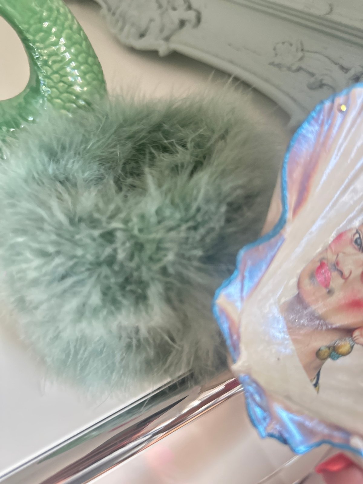 Handveredeltes Deko - Objekt: XL Muschel - Schale "Frida liebt Ohrringe", inkl. Federthron von ei - nzigartig