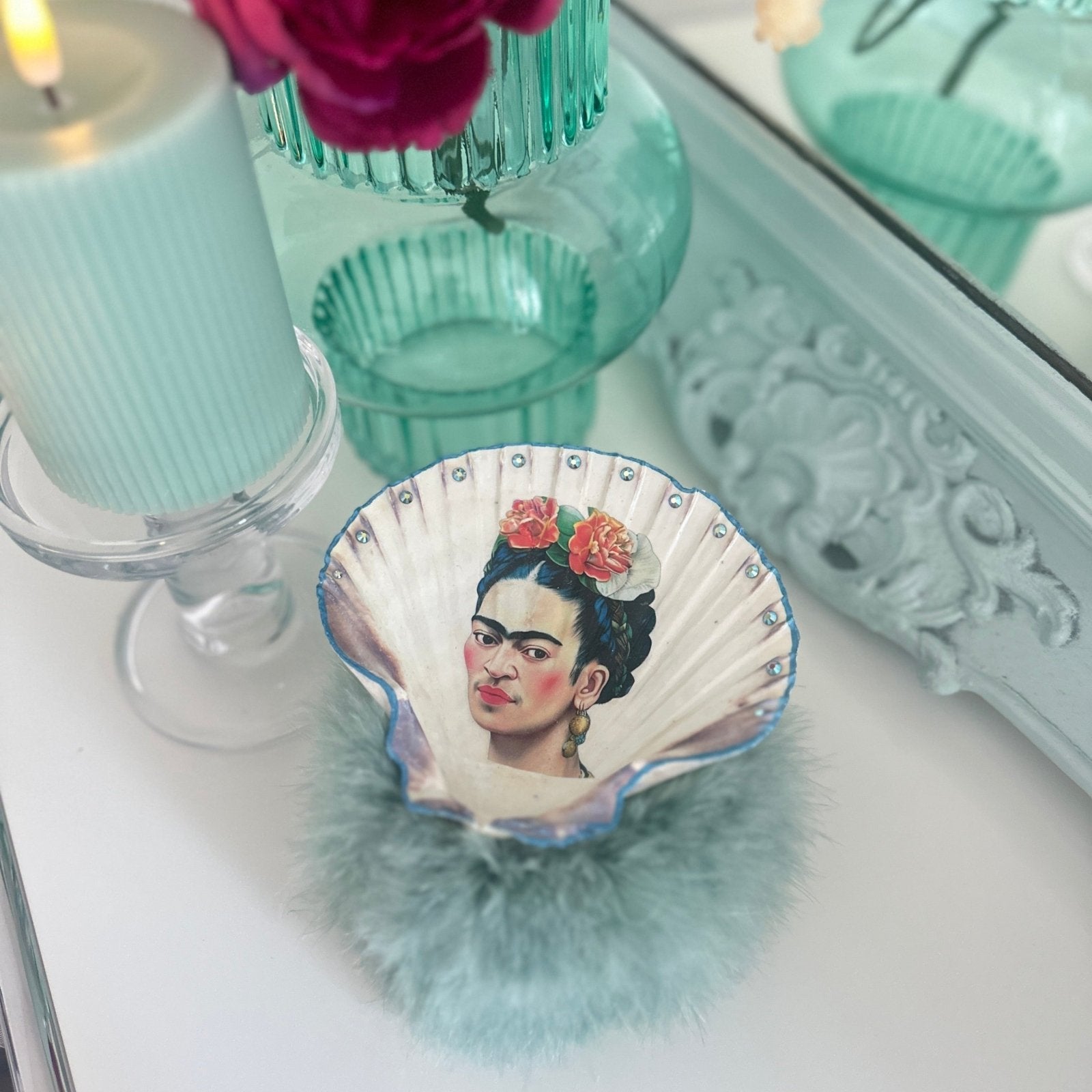 Handveredeltes Deko - Objekt: XL Muschel - Schale "Frida liebt Ohrringe", inkl. Federthron von ei - nzigartig