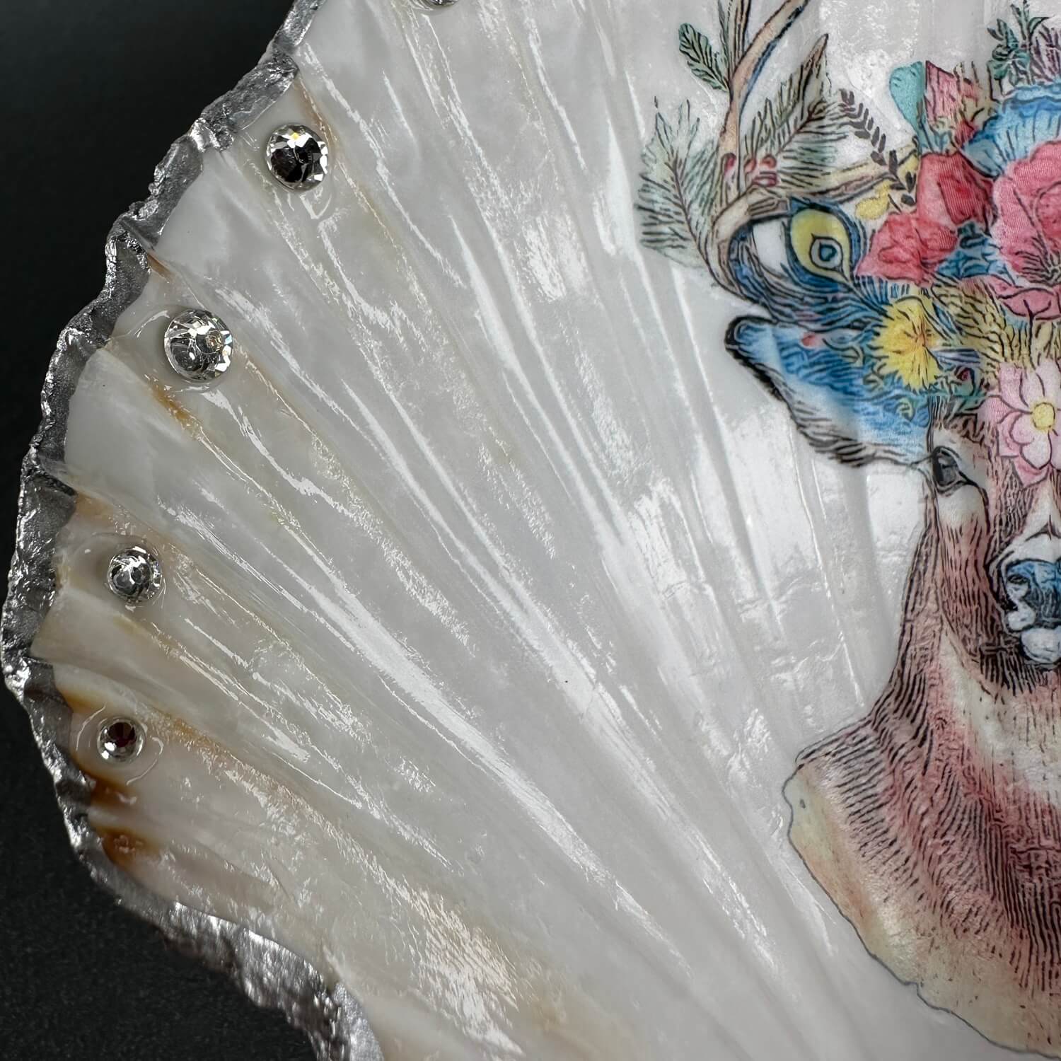 Handveredeltes Deko - Objekt: XL Muschel - Schale "Hubertus Blumengeweih", inkl. Federthron von ei - nzigartig