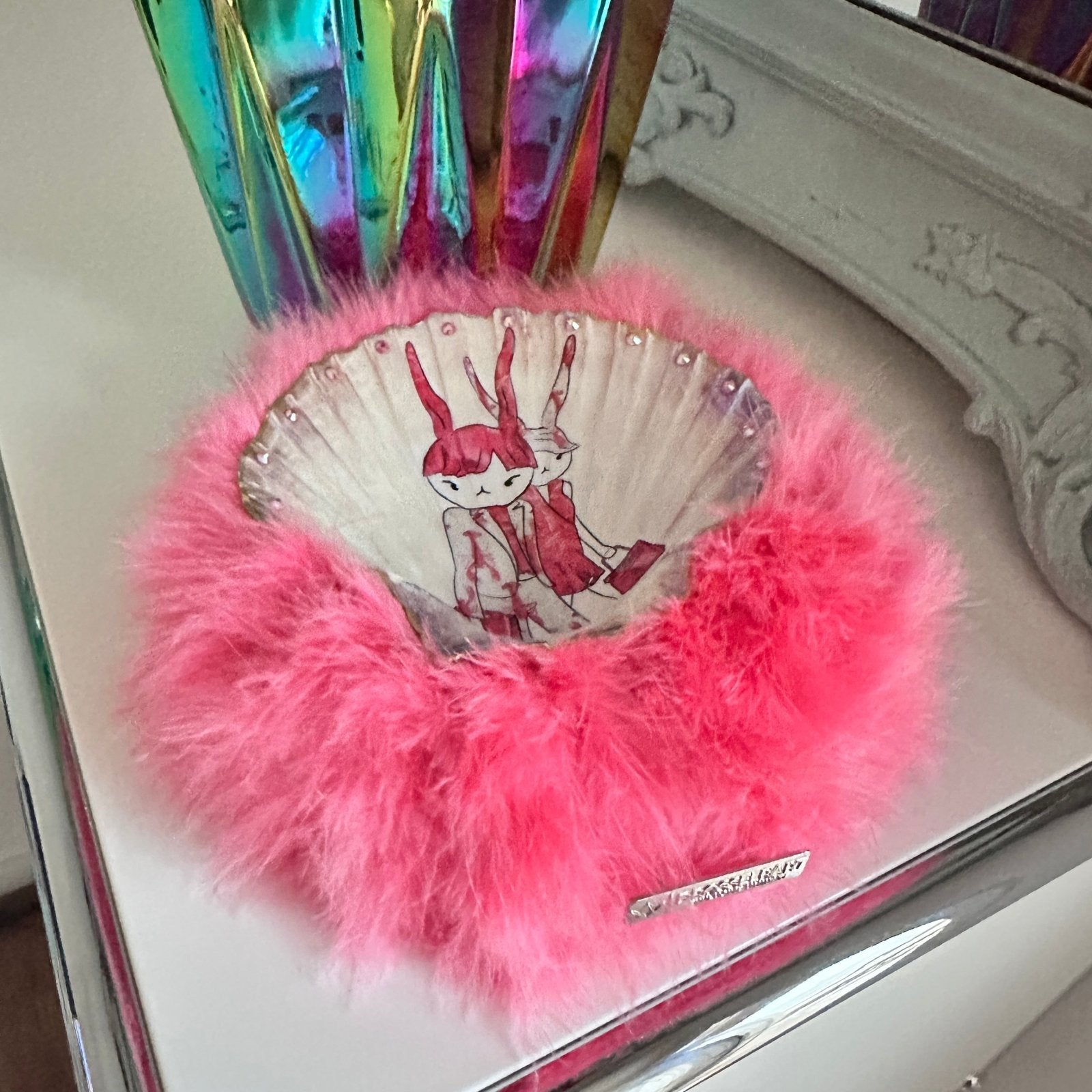 Handveredeltes Deko - Objekt: XL Muschel - Schale "Pink Lobster Duo", inkl. Federkranz von ei - nzigartig
