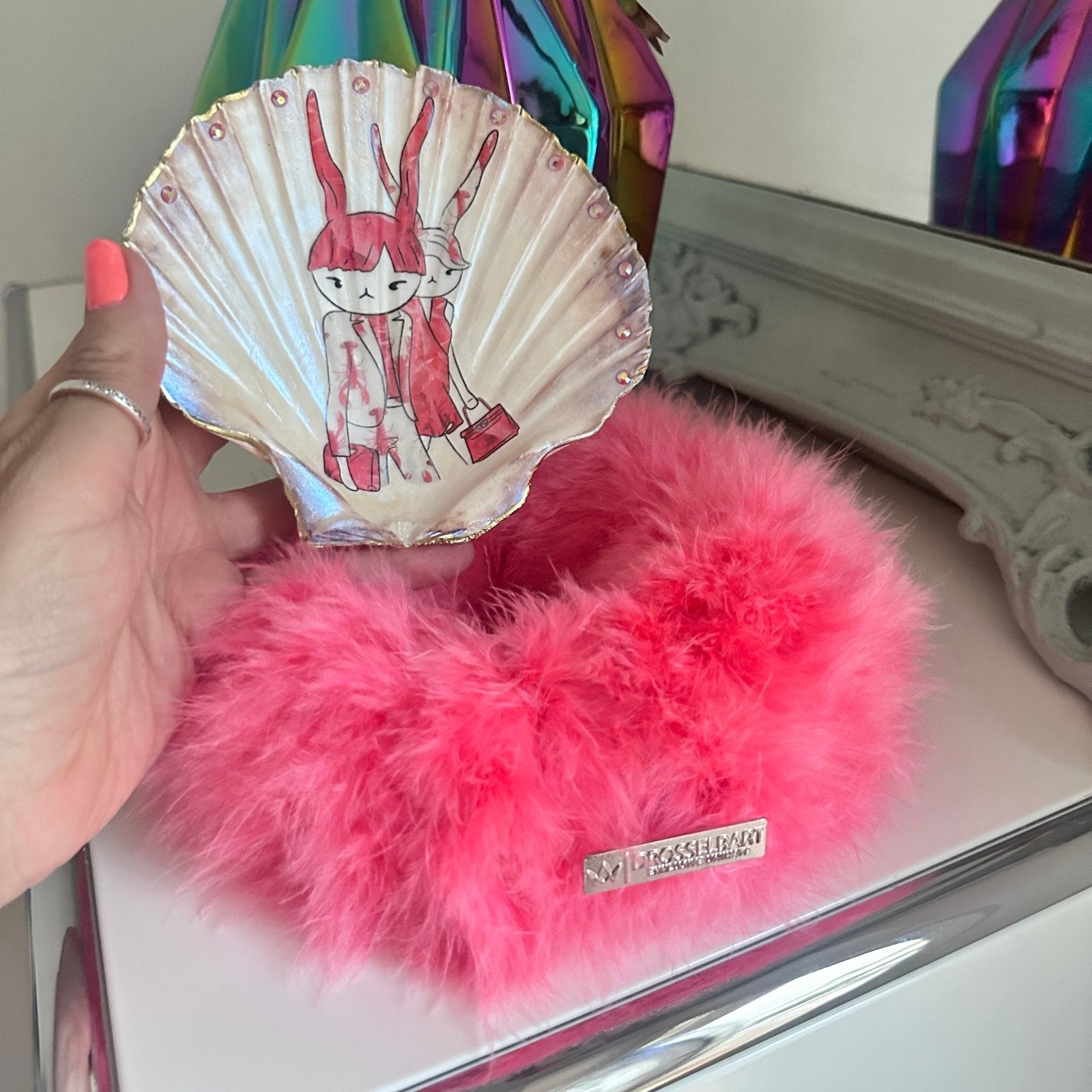 Handveredeltes Deko - Objekt: XL Muschel - Schale "Pink Lobster Duo", inkl. Federkranz von ei - nzigartig