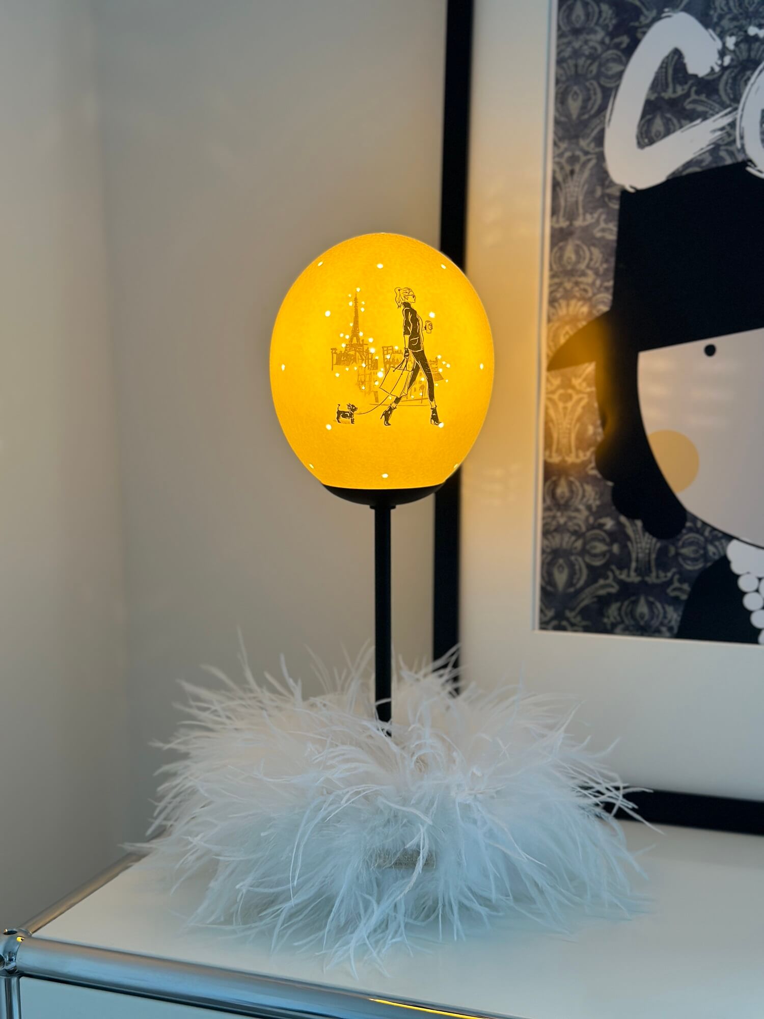 megan_Paris_Lampe_stil_an_mit_kranz.jpg