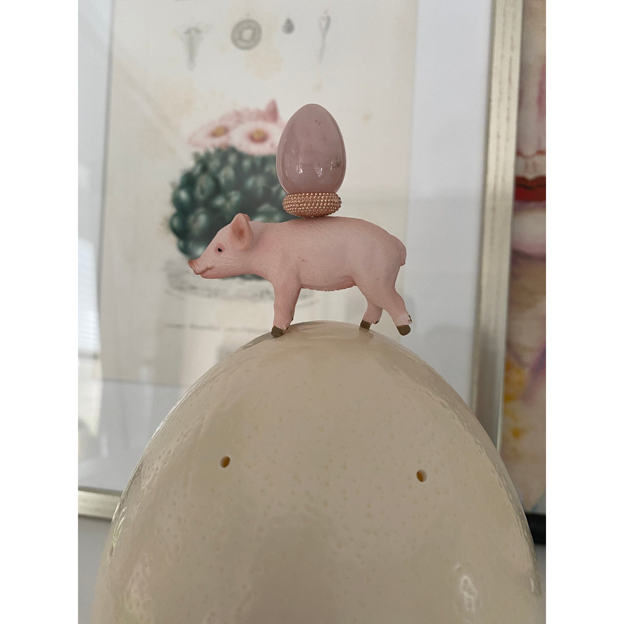 Straußeneilampe: Glücksschwein mit Rosenquarz-Ei