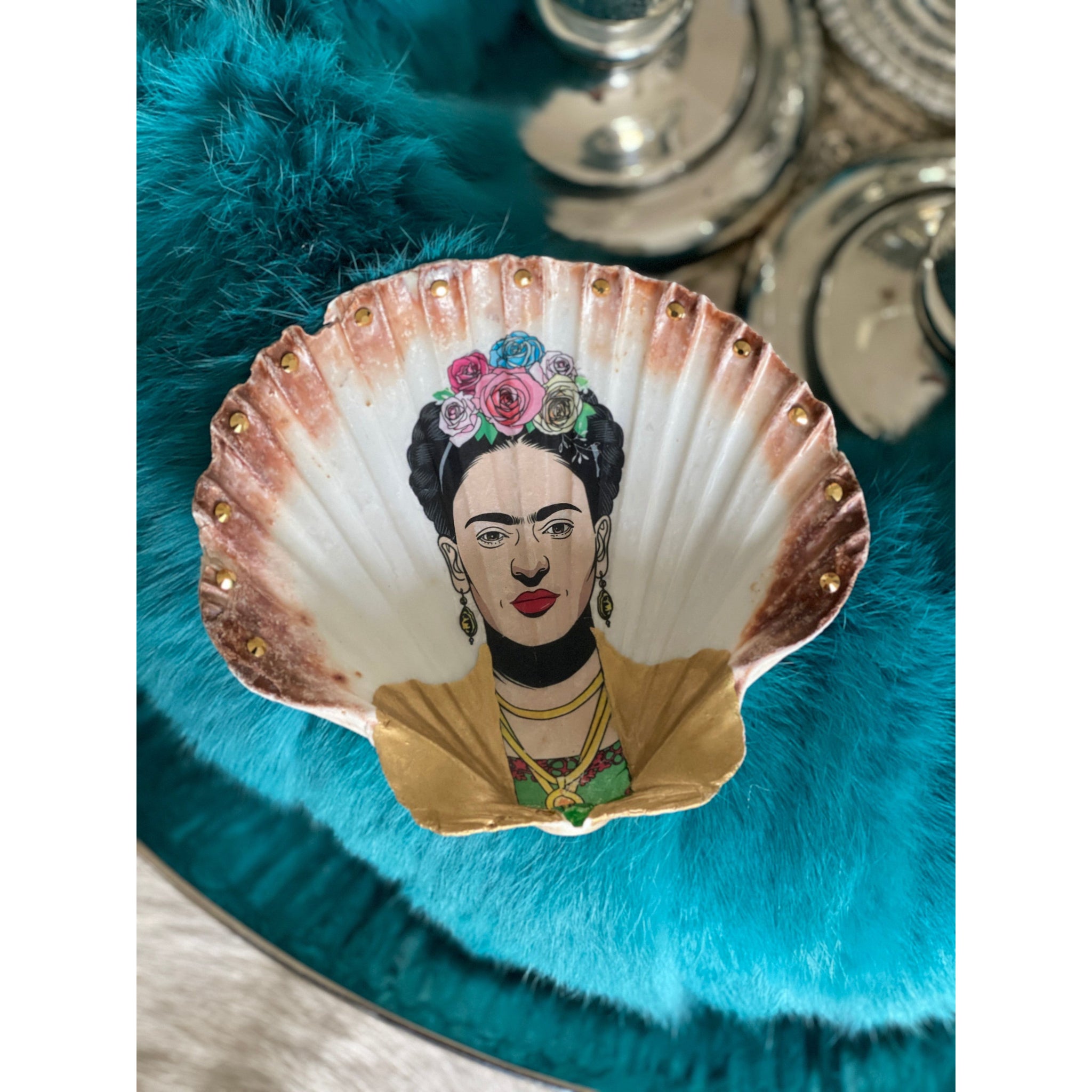 Frida mit goldenem Poncho, echte Jakobsmuschel